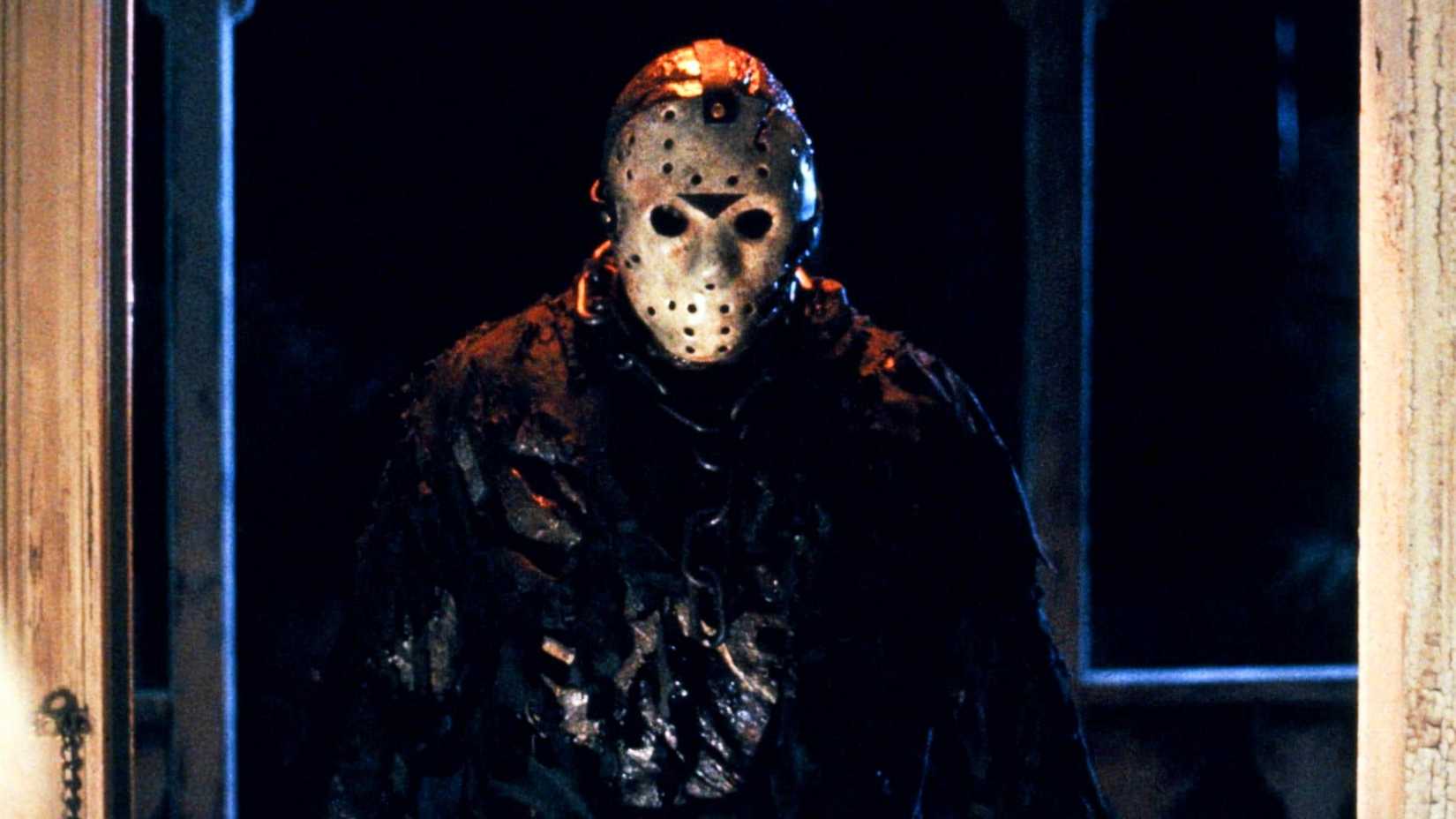 Jason Voorhees espreita em uma porta escura em Friday the 13th: The New Blood.