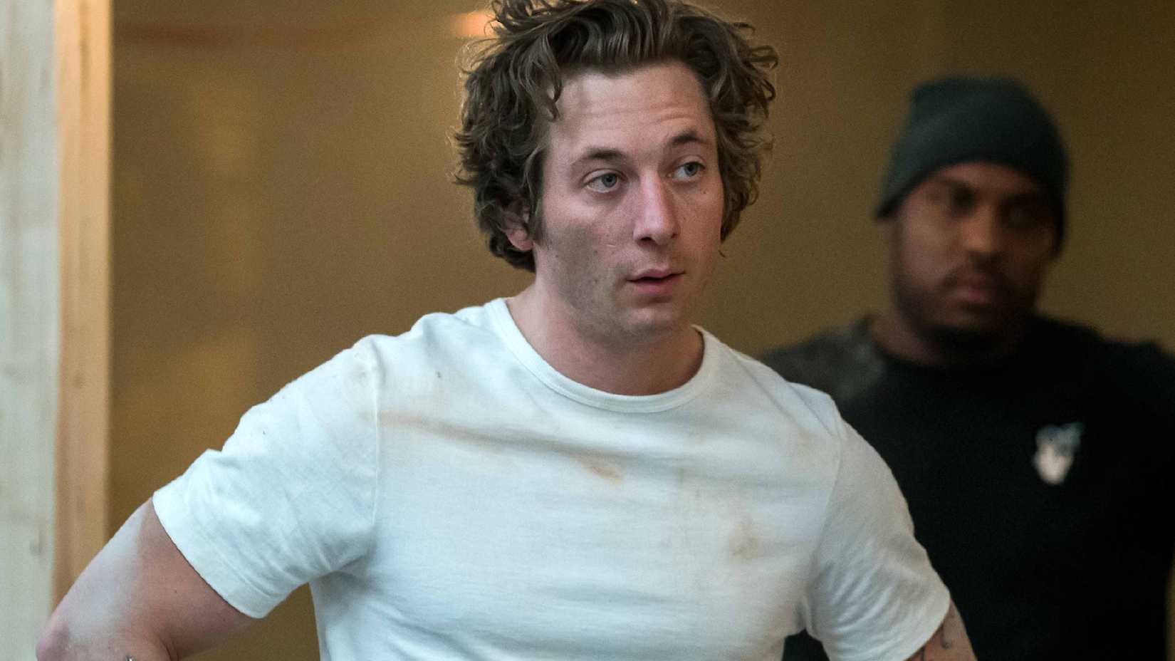Jeremy Allen White como Carmy em The Bear com expressão irritada