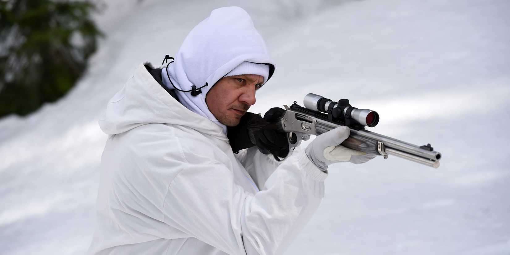 jeremy renner as cody aiming a rifle in the snow in wind river