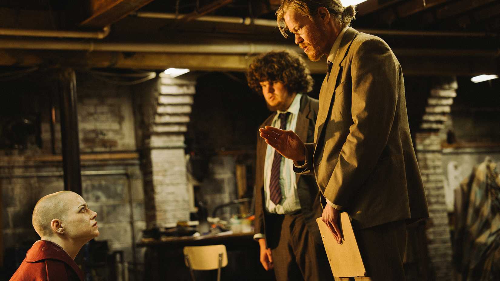 Jesse Plemons e Emma Stone em Bugonia