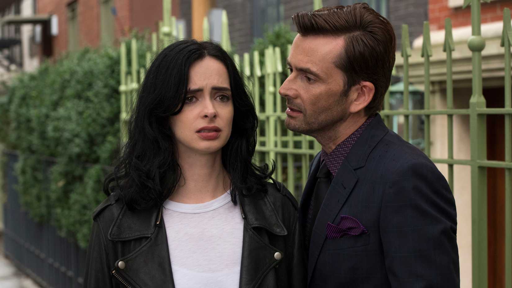 Jessica Jones em estado de angústia enquanto Kilgrave fala em seu ouvido em Jessica Jones