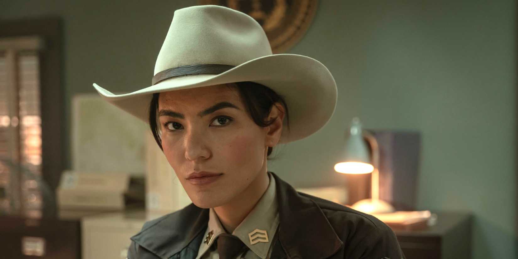 Джессика Мэттен в роли Бернадэт Мануэлито смотрит в камеру в "Темных ветрах"