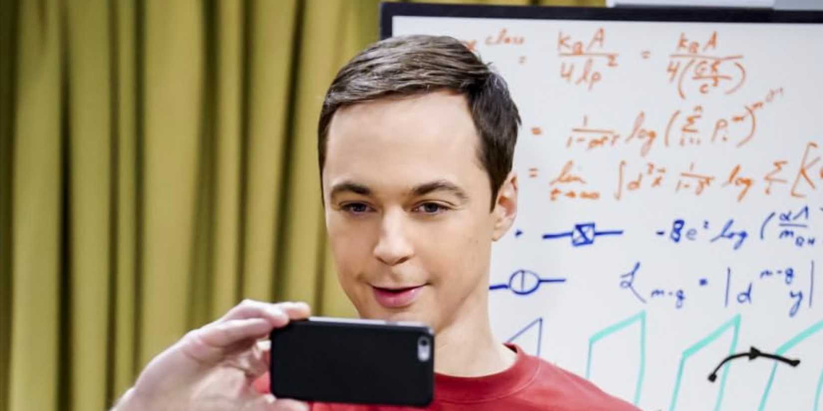 Jim Parson's Sheldon takes a selfie in The Big Bang Theory