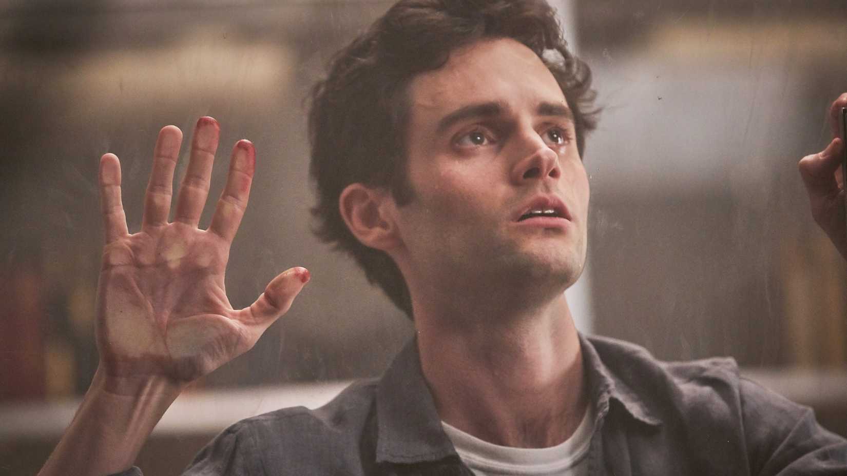 Joe Goldberg (Penn Badgley) em sua gaiola de vidro em You