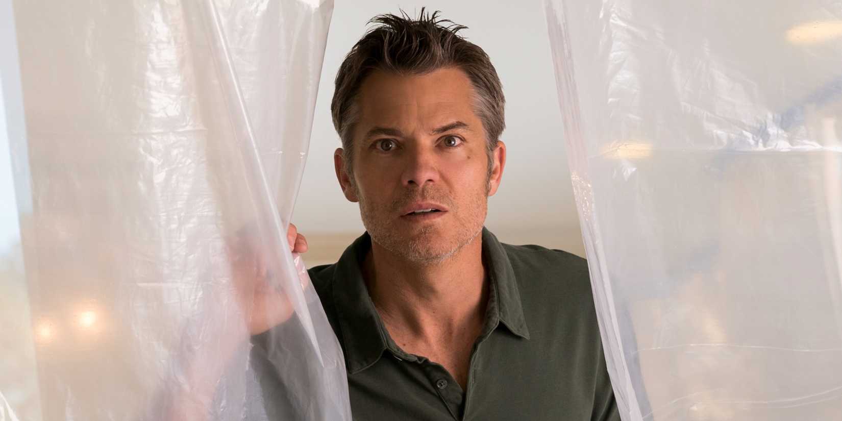 Joel Hammond (Timothy Olyphant) sieht in Santa Clarita Diet nervös aus