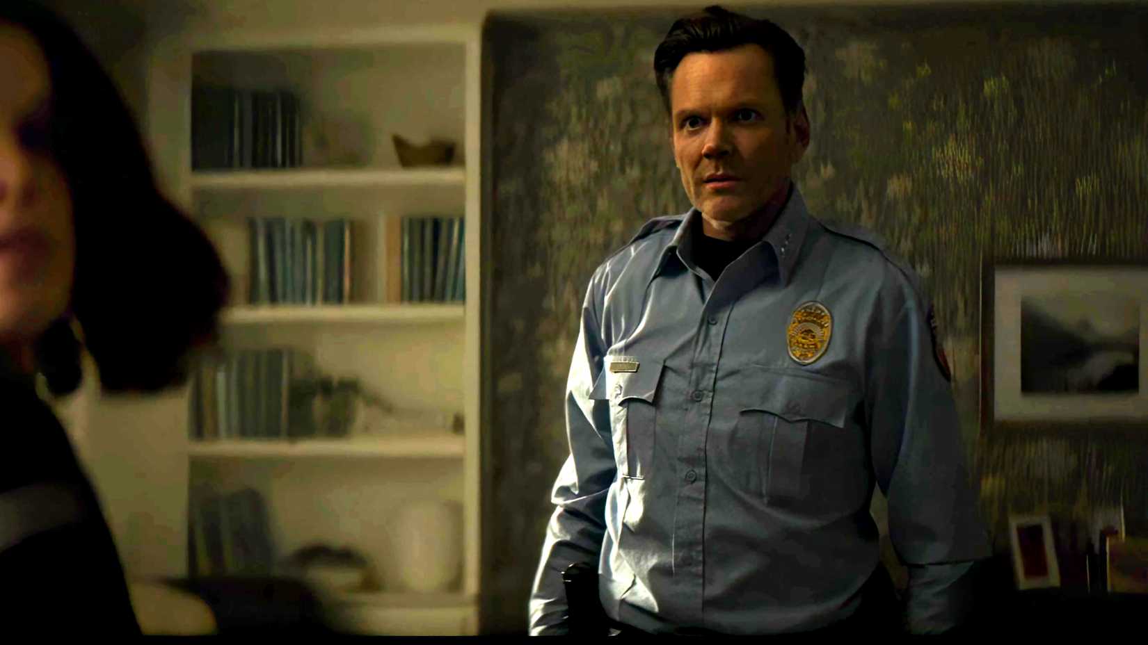 Joel McHale como Mark e Neve Campbell como Sidney preocupados com algo em Scream 7