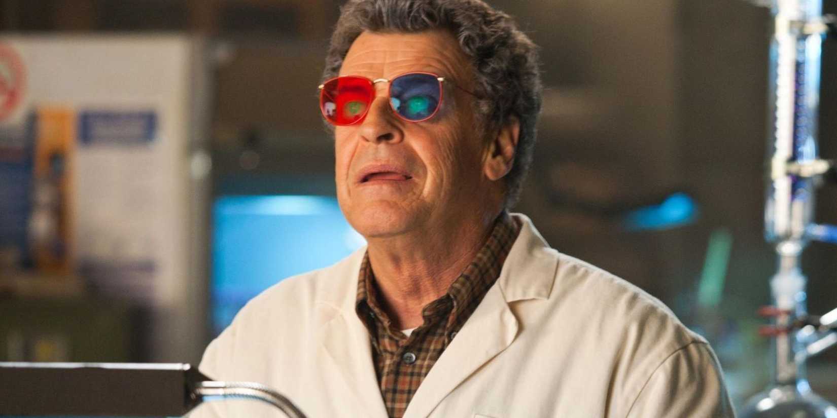 John Noble usando óculos que parecem 3D em Fringe