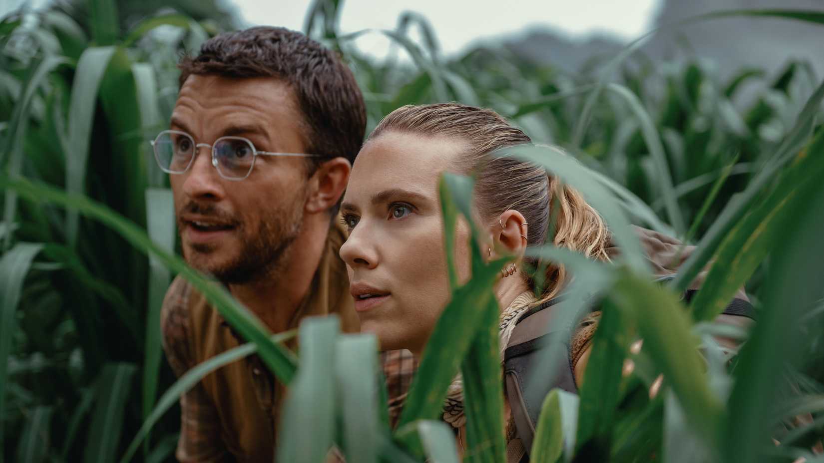 Jonathan Bailey as Loomis and Scarlett Johansson as Zora in Jurassic World Rebirth