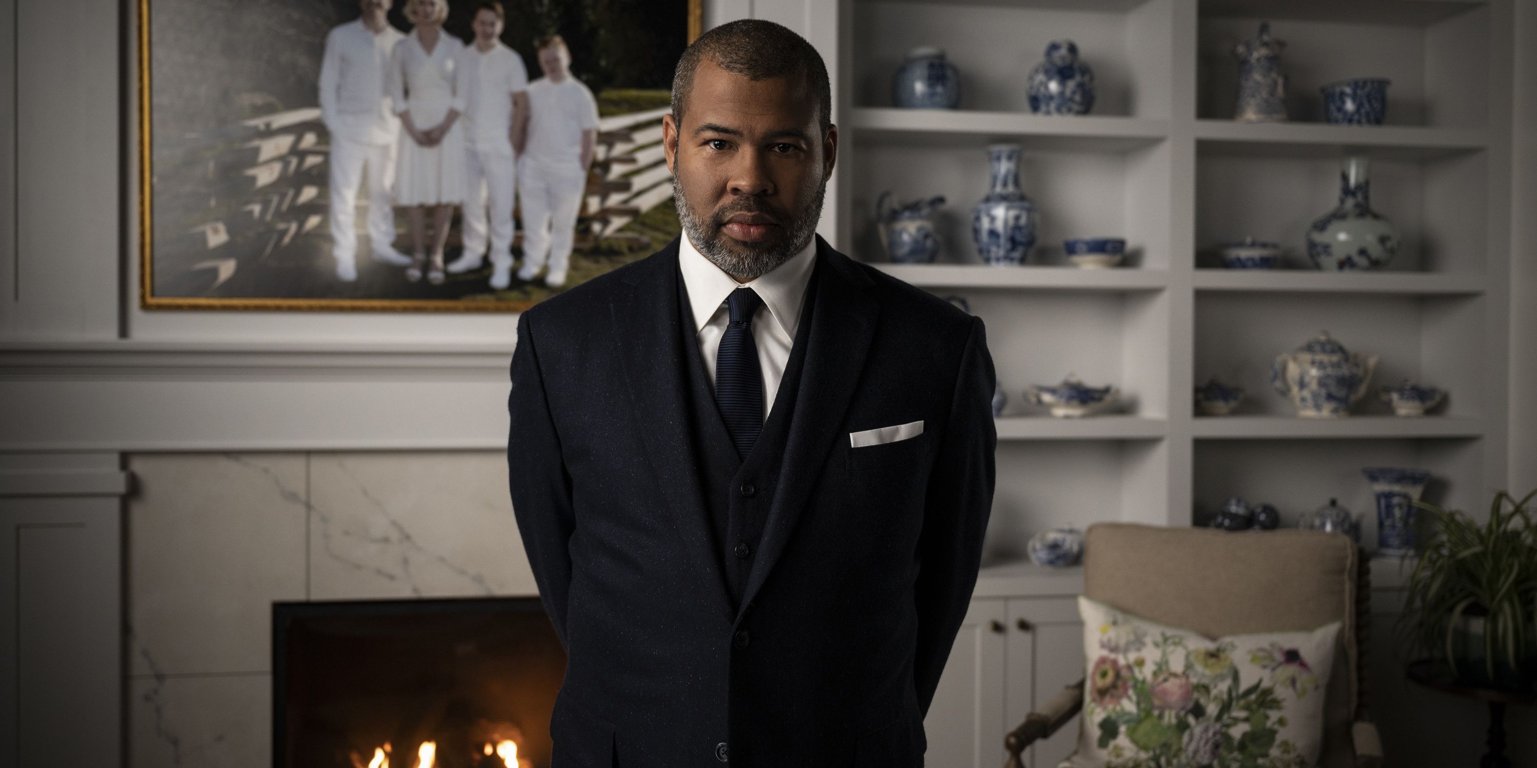 Jordan Peele apresentando episódio em uma sala de estar no reboot de The Twilight Zone.