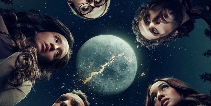 Джулия, Пенни 23, Алиса, Марго и Элиот стоят перед разбитой луной в "Магиках"