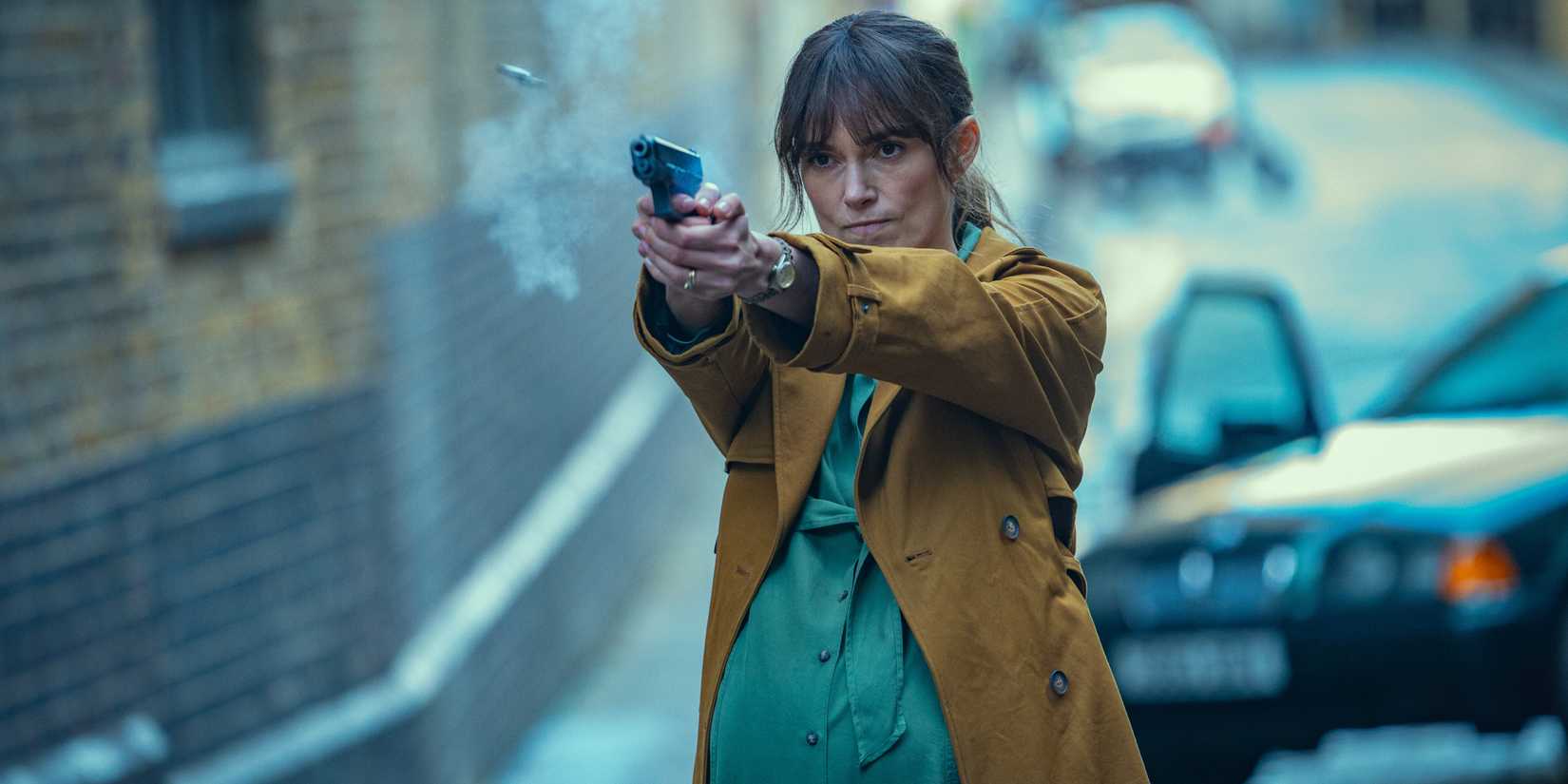 Keira Knightley como Helen disparando un arma frente a un coche en la temporada 1 de Black Doves