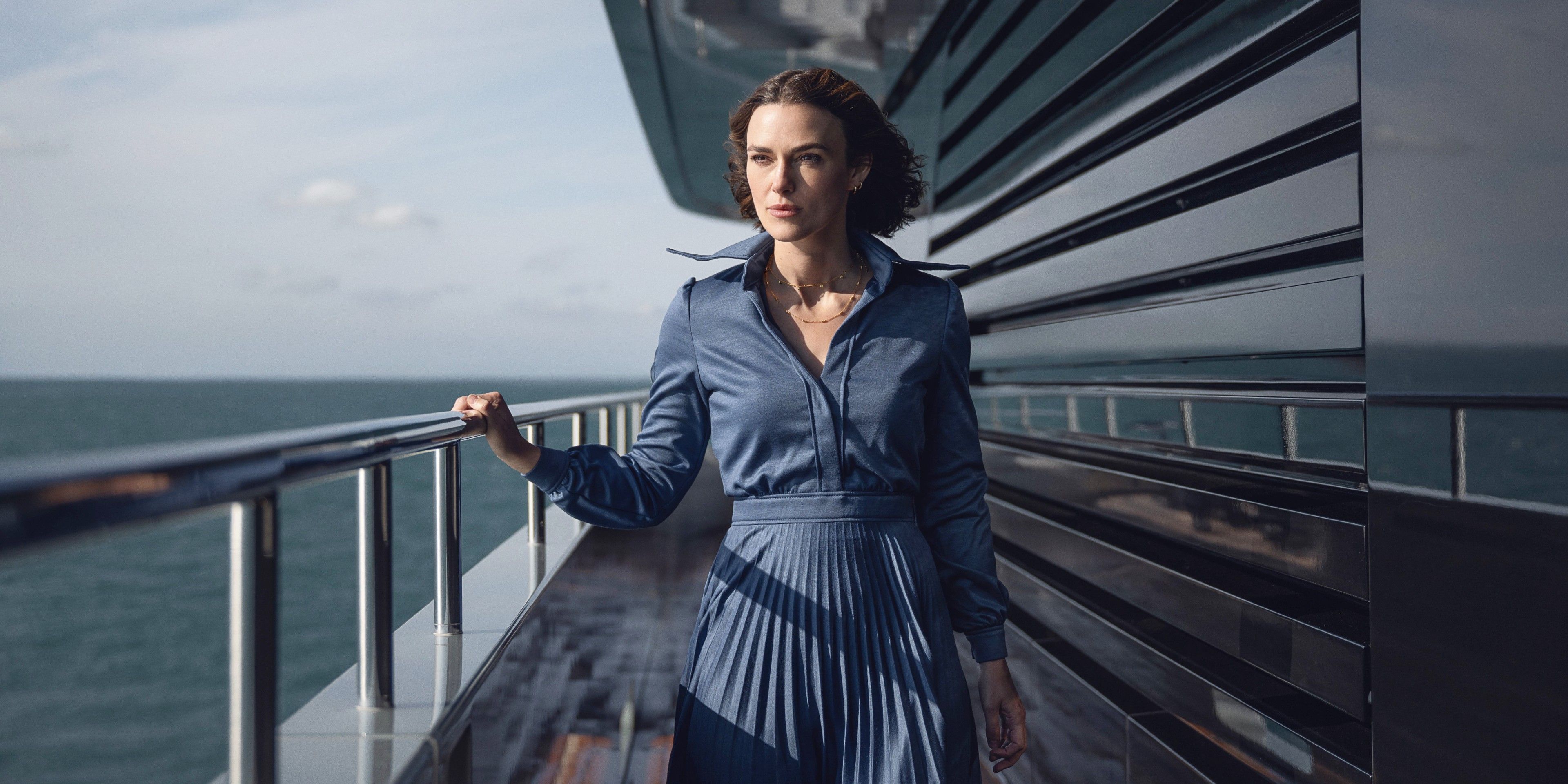 Keira Knightley como Laura Blacklock olhando para o mar em The Woman in Cabin 10.