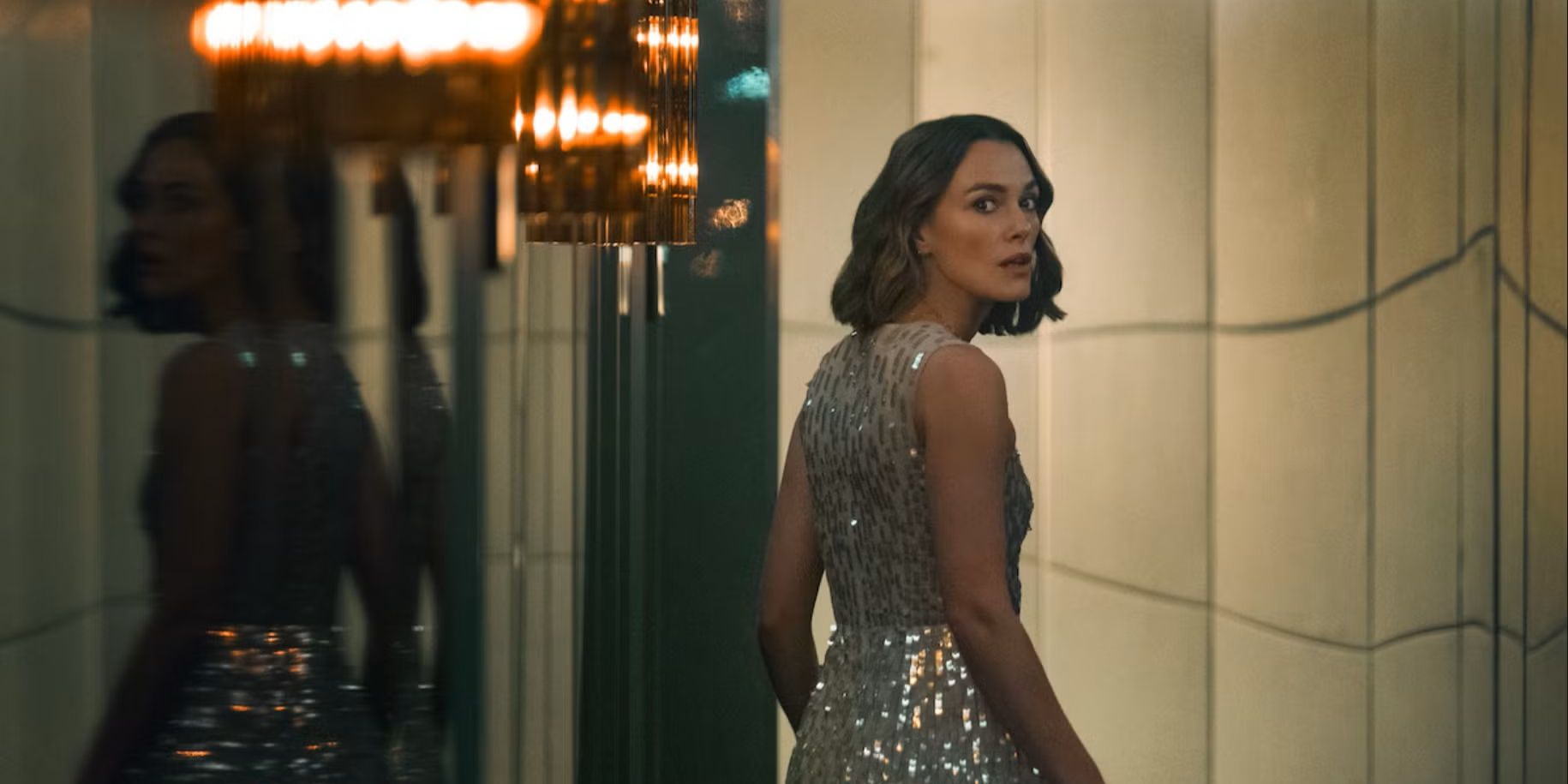 Keira Knightley olhando para trás em uma cena tensa de The Woman in Cabin 10.