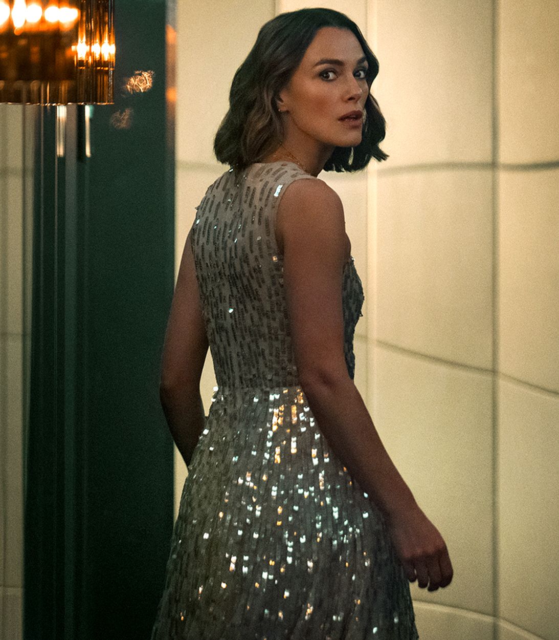 Keira Knightley como Lo olhando por cima do ombro em The Woman in Cabin 10.