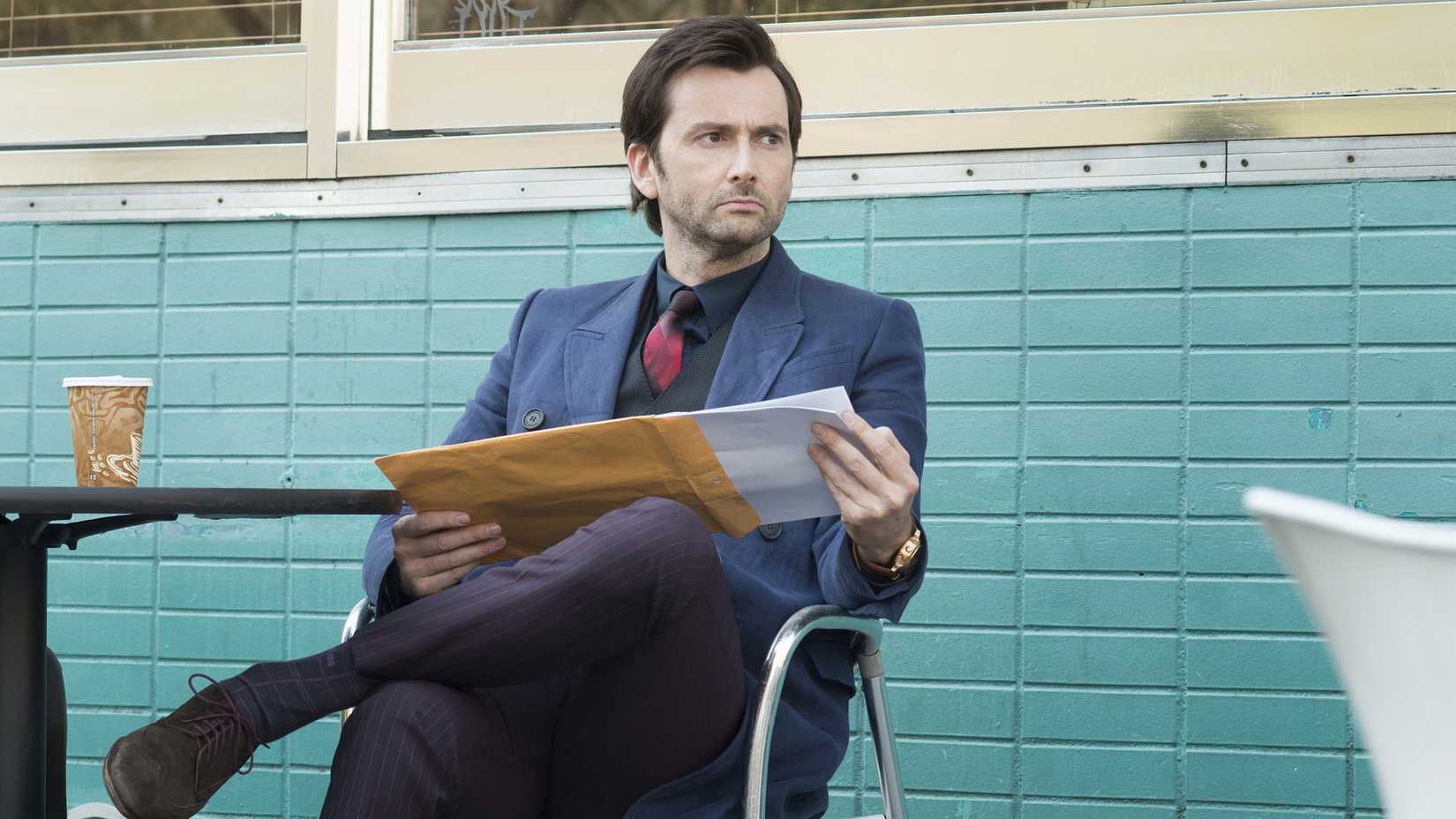 Kilgrave lendo alguns papéis em Jessica Jones