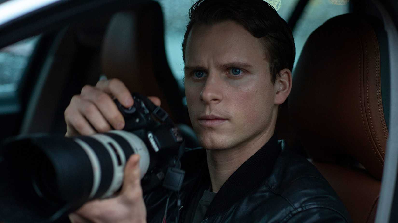 Kurt Wallander em seu carro com uma câmera em Young Wallander