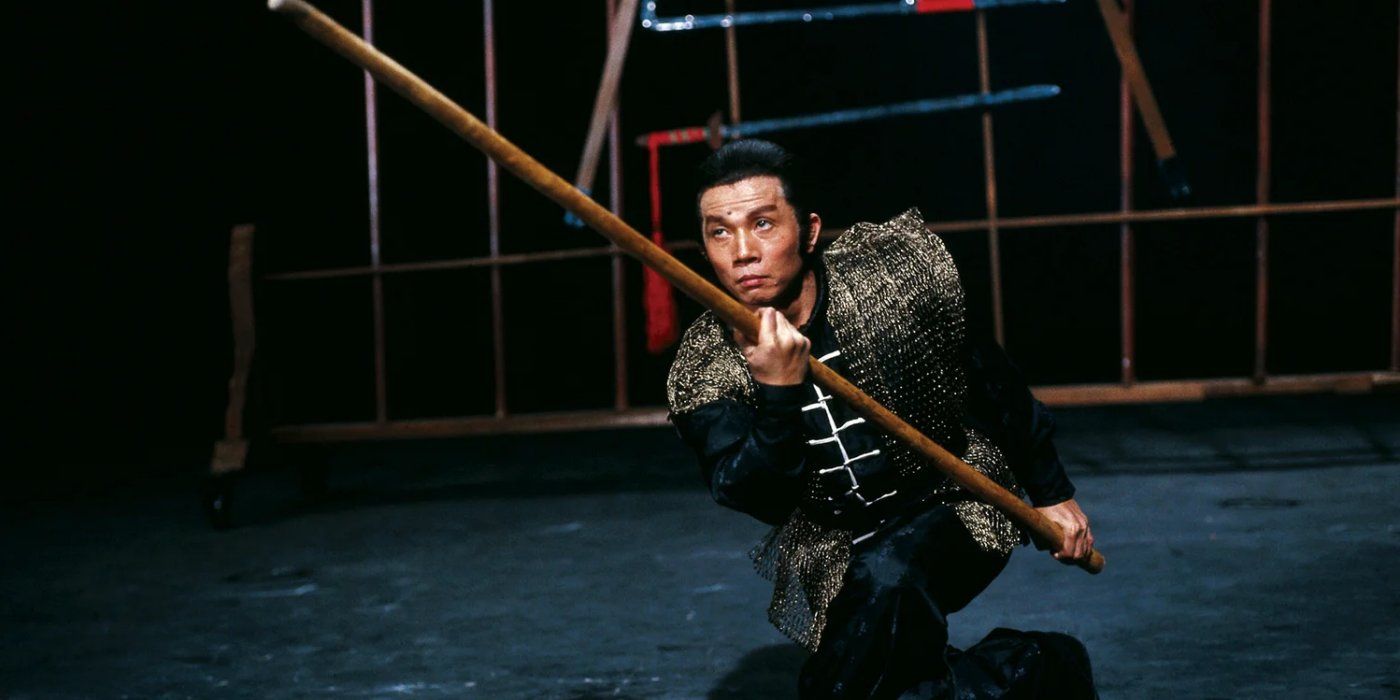 Lau Kar-leung empunhando um bastão em Legendary Weapons of China.