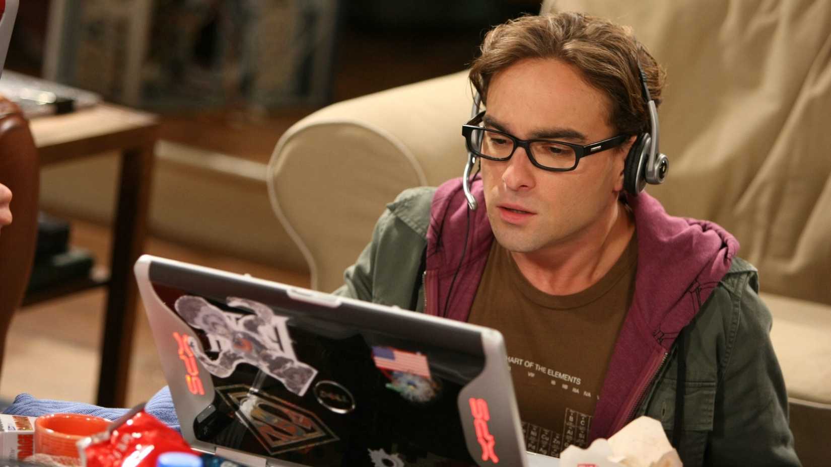 Leonard olhando para seu laptop em The Big Bang Theory