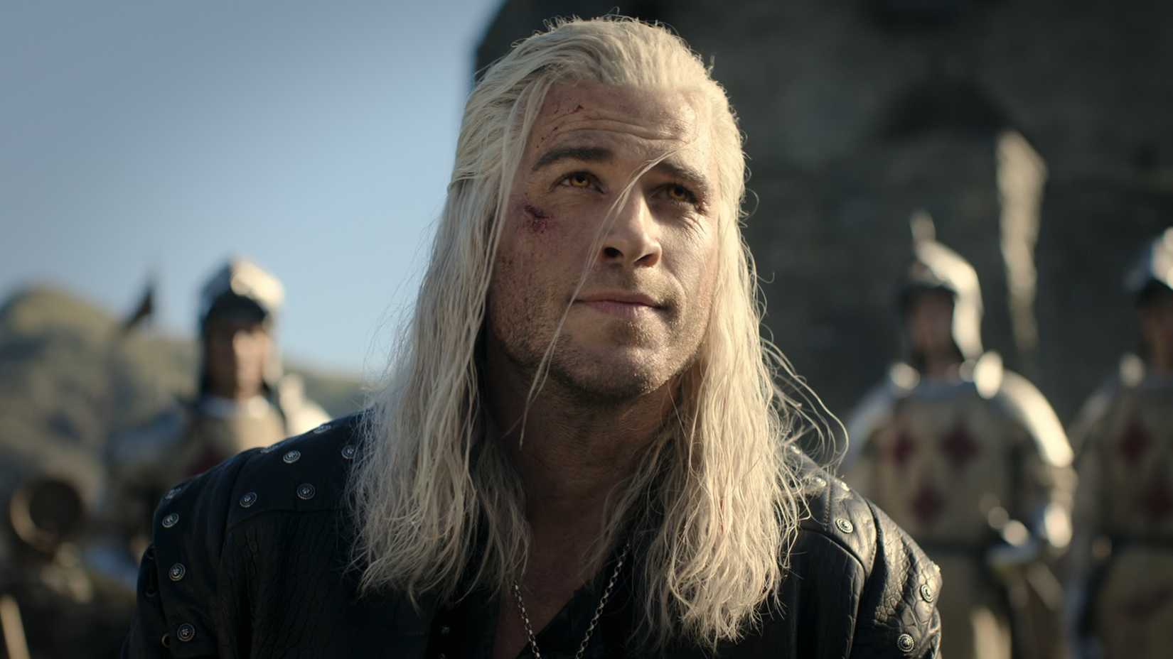 Liam Hemsworth como Geralt sorrindo levemente em The Witcher temporada 4
