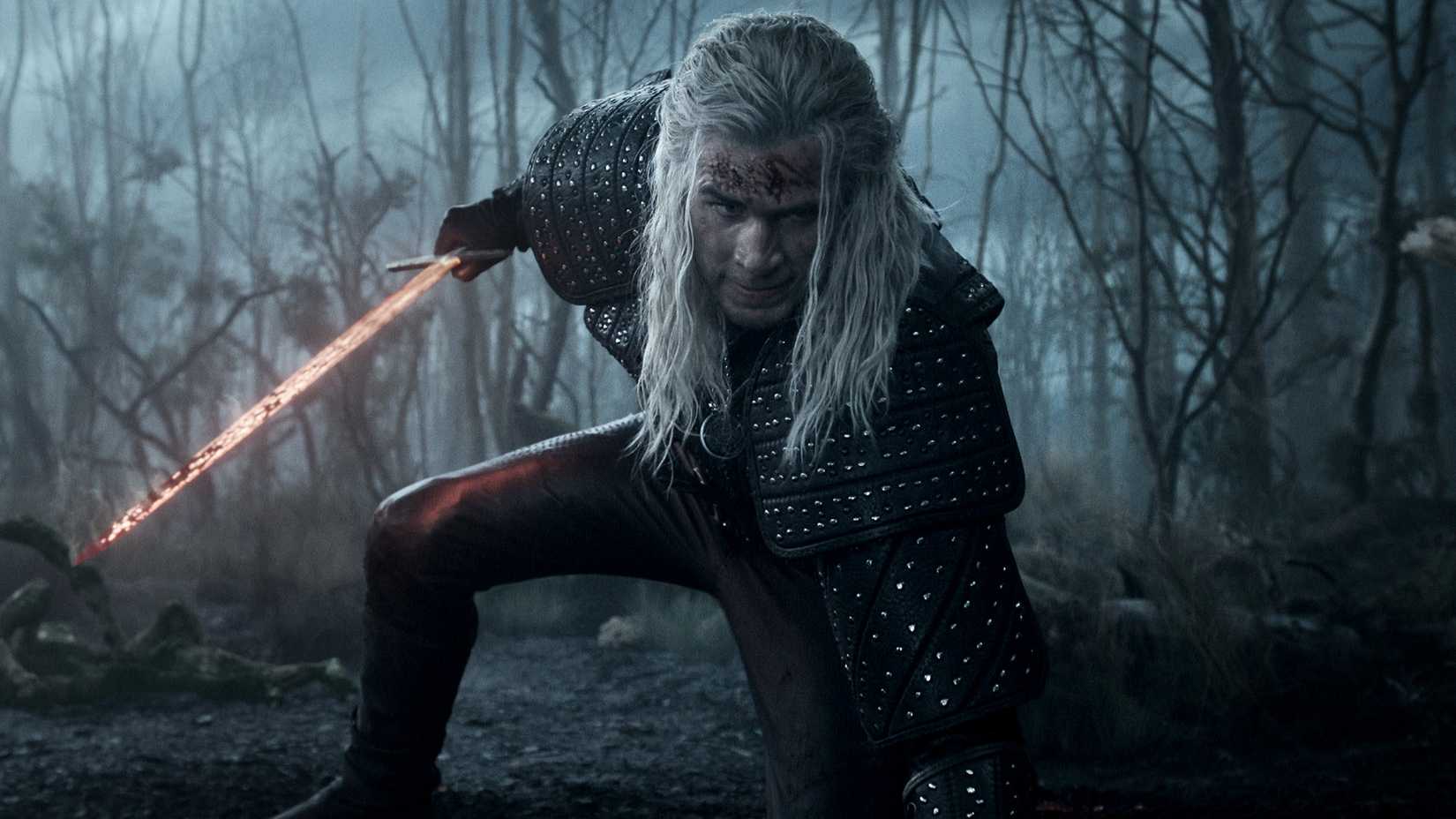 Liam Hemsworth como Geralt com uma espada em chamas em The Witcher temporada 4