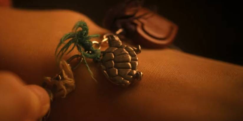 Pulseira de Lilly com um urso em It: Welcome to Derry.