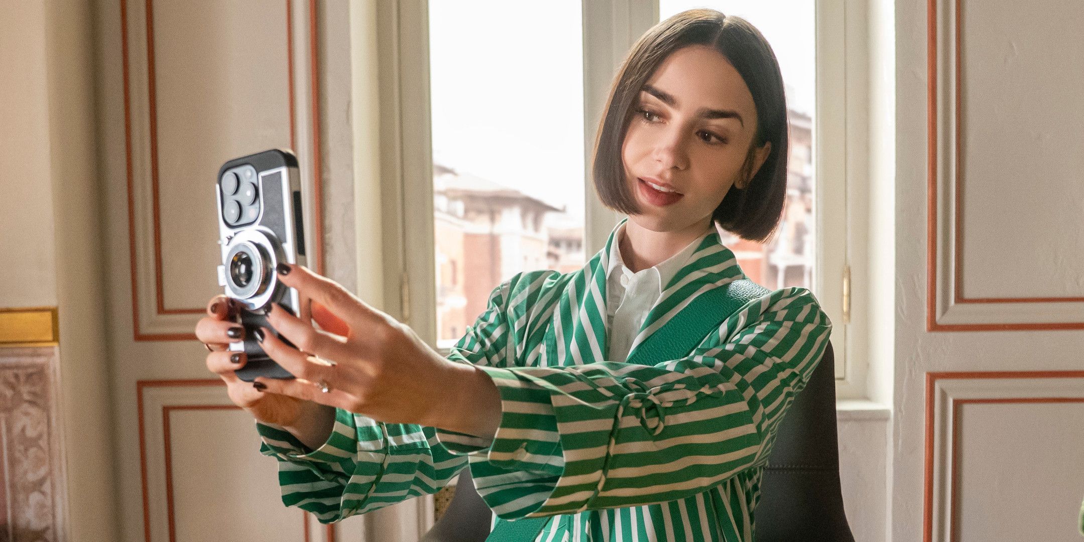 Peta sezona serije Emily v Parizu se seli v Rim in napoveduje ljubezenski trikotnik