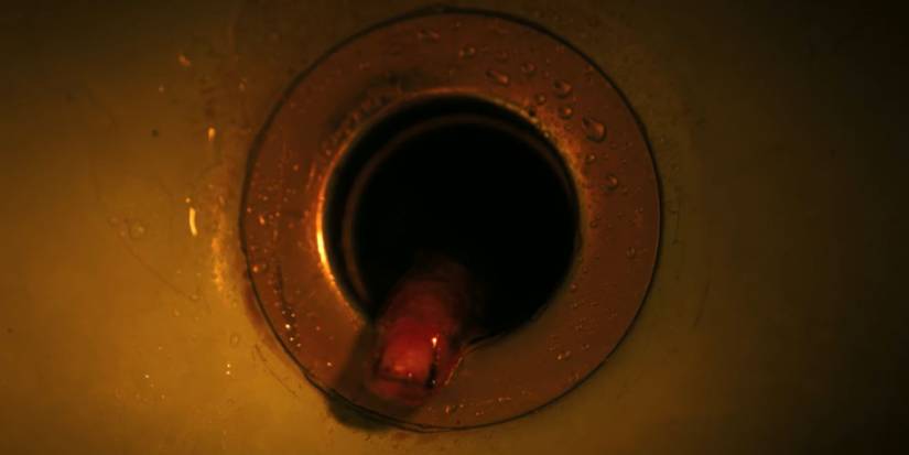 O dedo de Matty (Miles Ekhardt) surgindo de um ralo em It: Welcome to Derry.