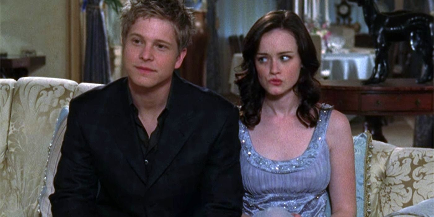 Logan e Rory seduti sul divano in Gilmore Girls