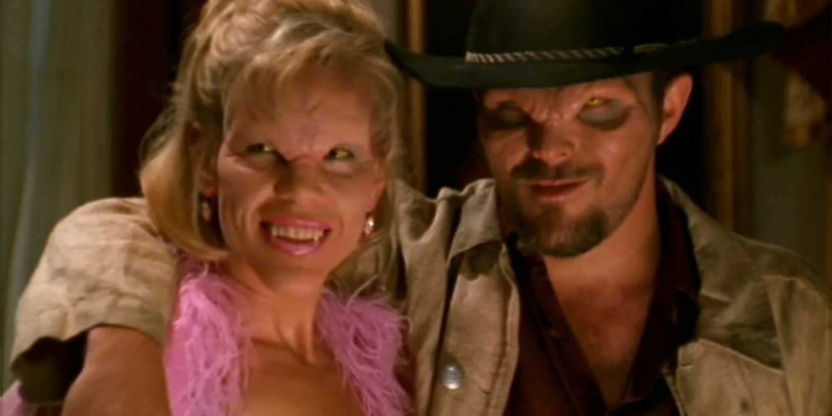 Lyle Gorch com o braço em volta de Candy em Buffy the Vampire Slayer, episódio 3, 'Homecoming'