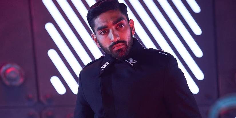 Mawaan Rizwan em uniforme Kaled em Doctor Who