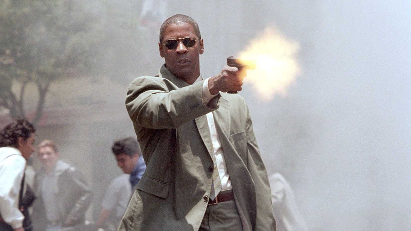 Denzel Washington fires a gun without looking in Man on Fire