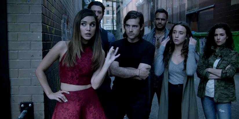 Марго стоит перед Элиотом, Квентином, Пенни, Кади и Джулией в переулке в сериале "Маги"