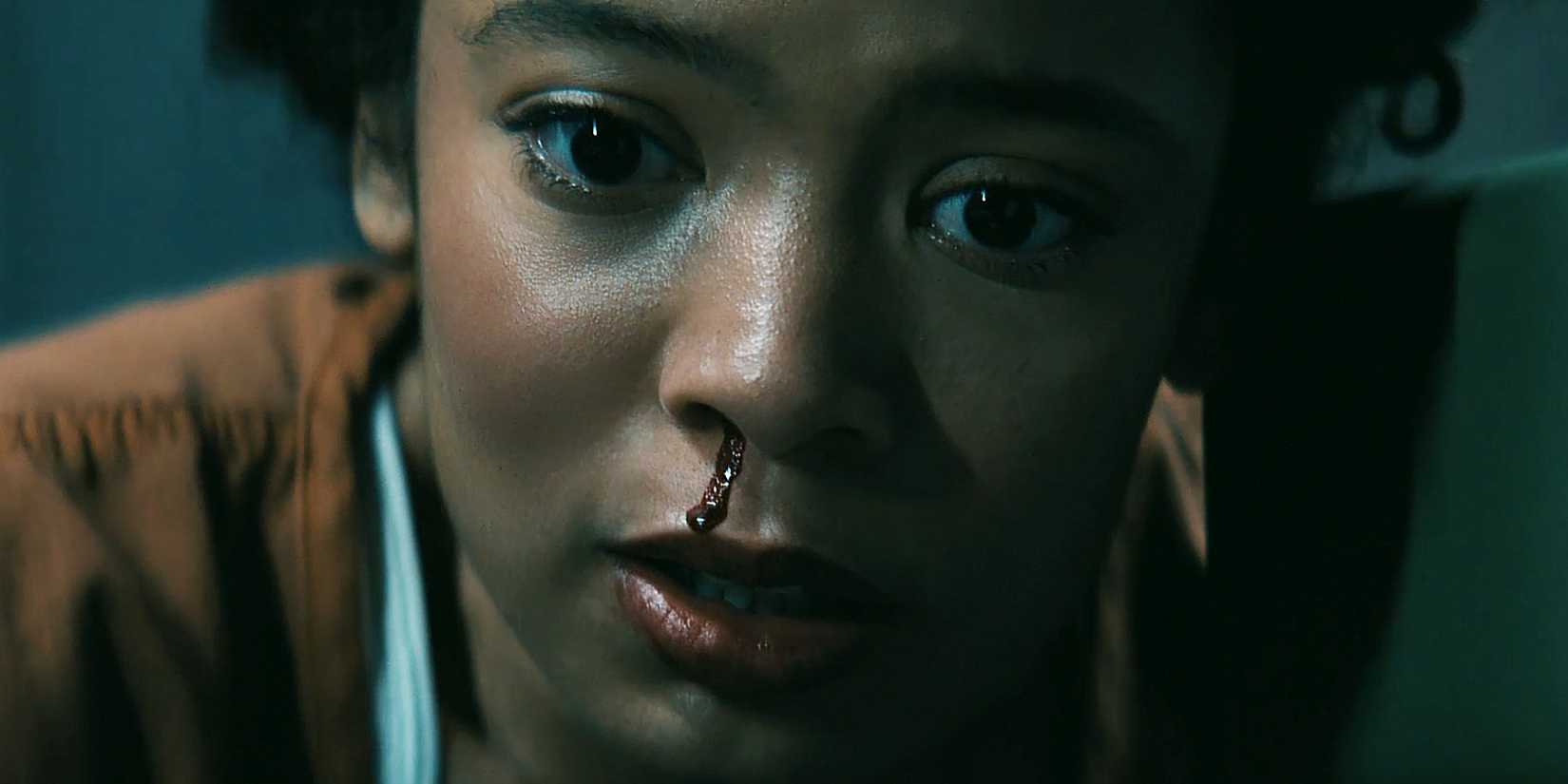 Close up de Jaz Sinclair como Marie Moreau em Gen V, sangrando pelo nariz e com expressão ansiosa