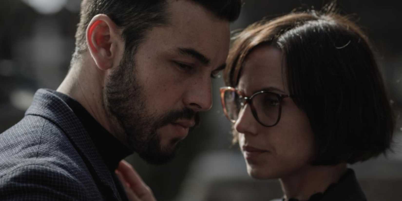 Mario Casas e Aura Garrido em The Innocent