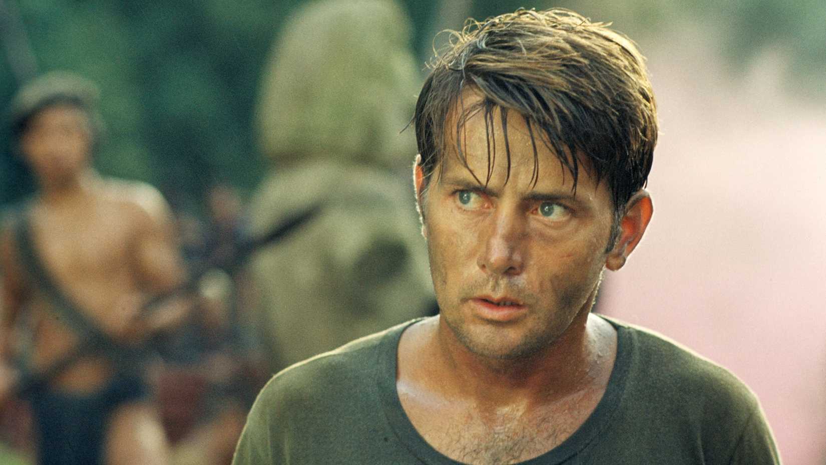 Martin Sheen olha fixamente em uma cena de Apocalypse Now