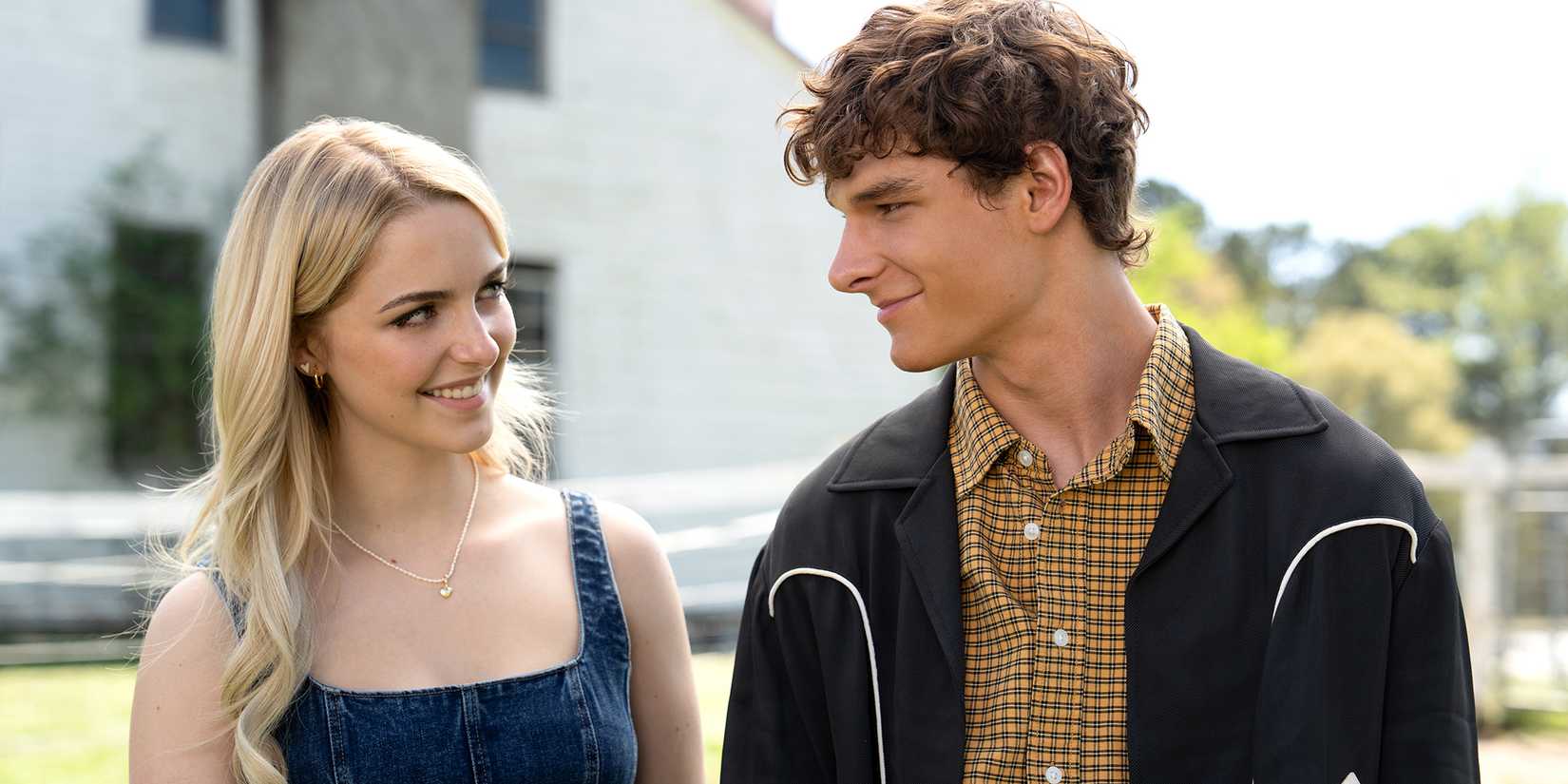 Mckenna Grace e Mason Thames em Regretting You