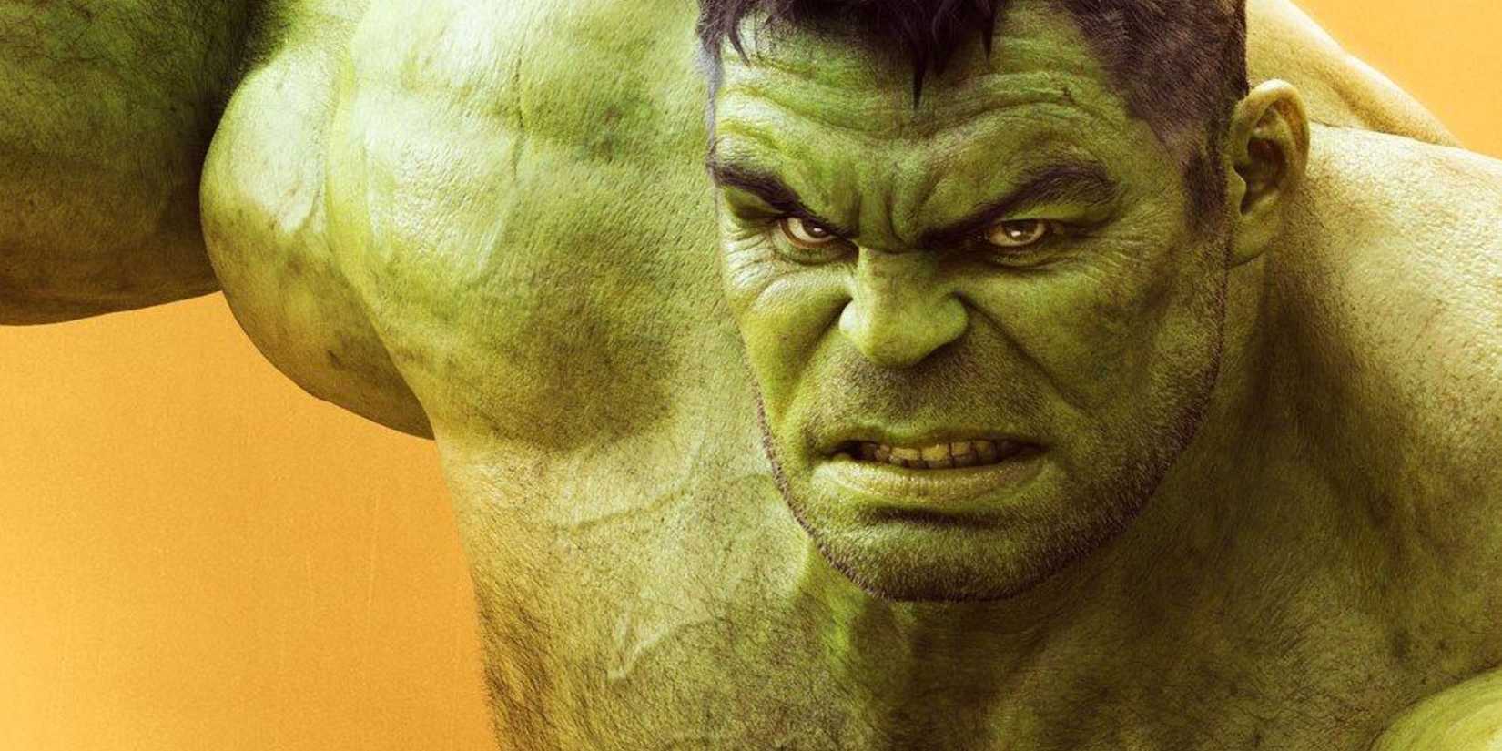 Hulk do MCU em fundo dourado do pôster dos primeiros 10 anos do MCU