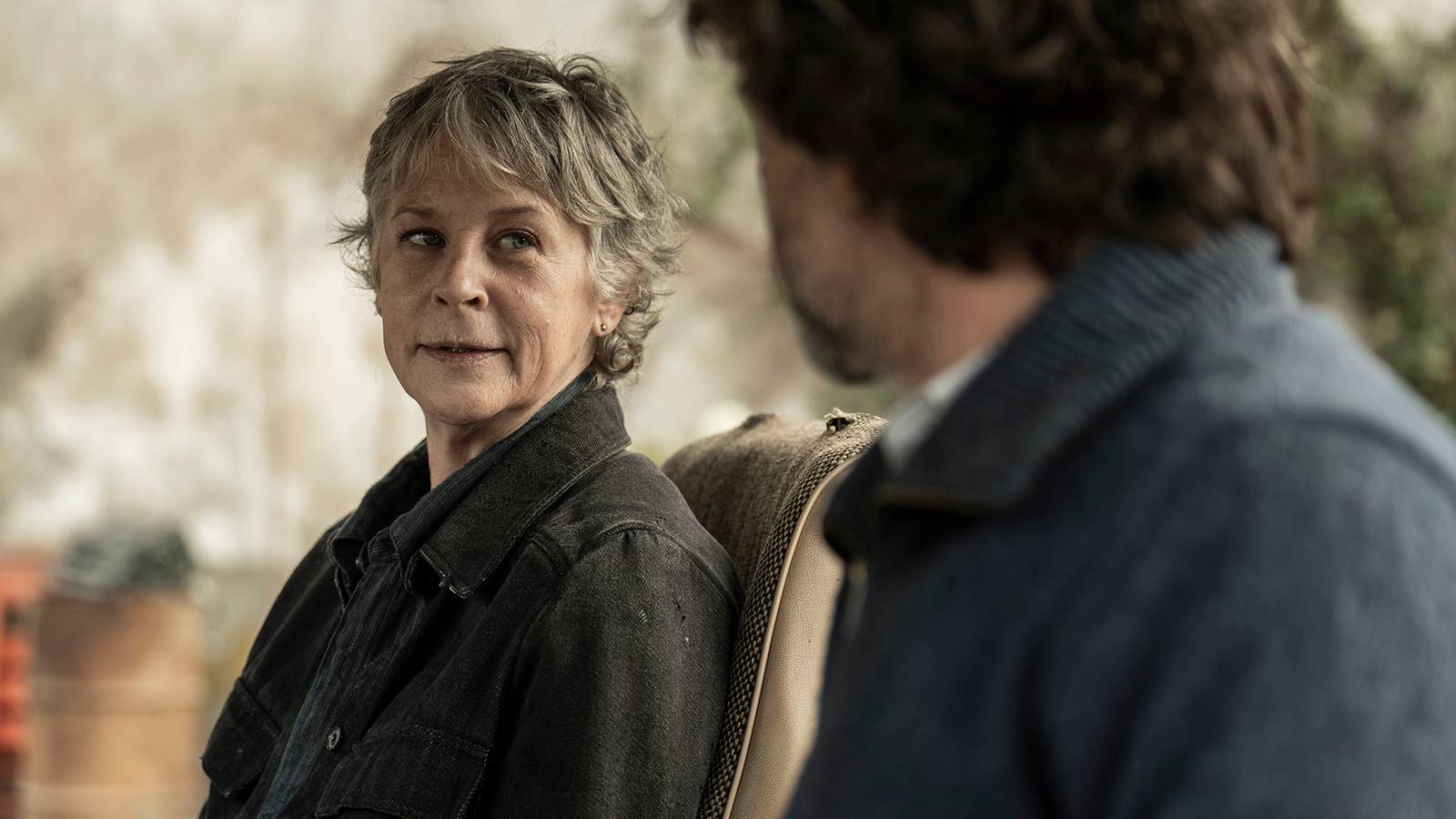 Carol de Melissa McBride mirando dulcemente a Antonio de Eduardo Norriega en The Walking Dead: Daryl Dixon temporada 3