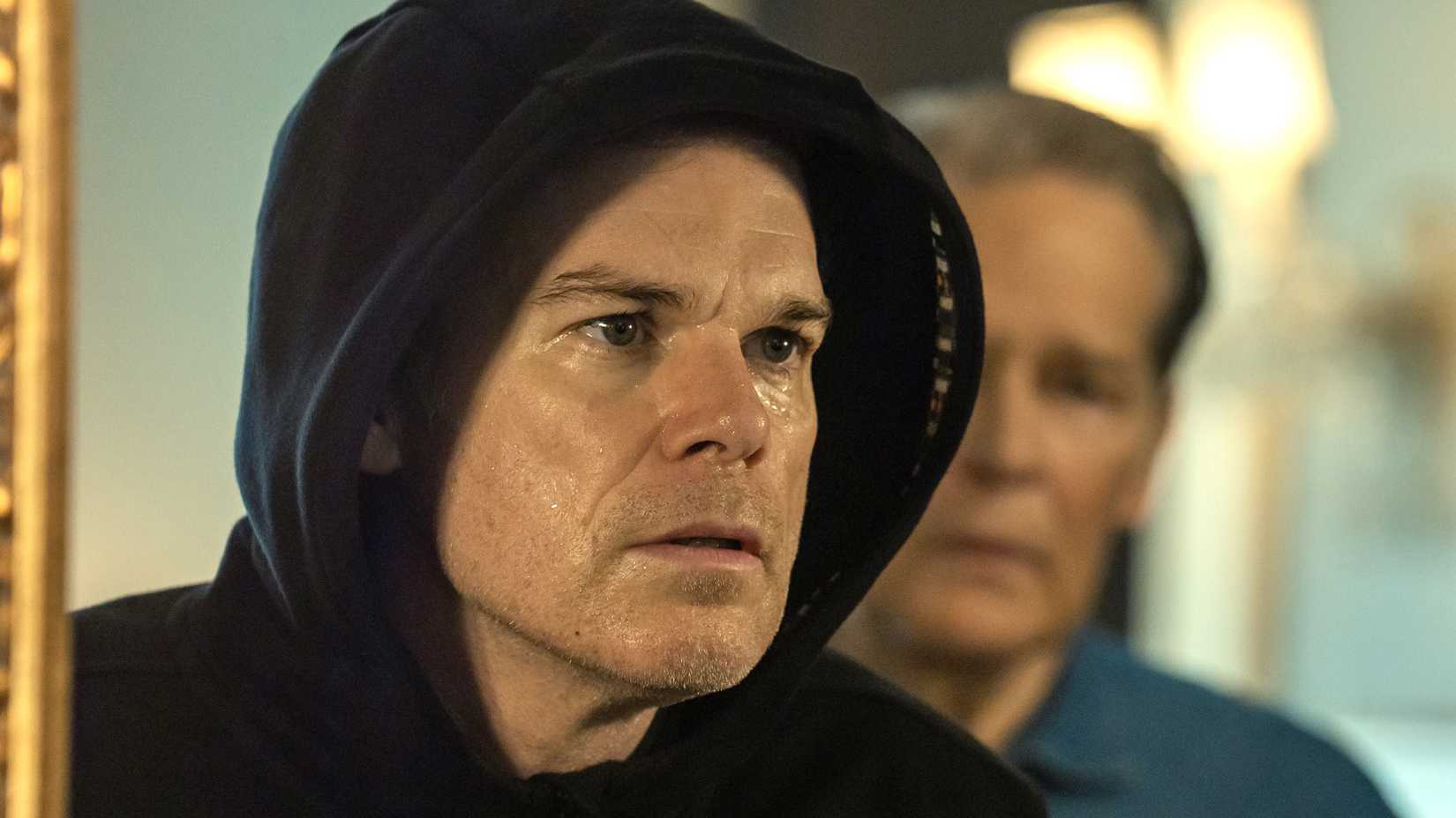 Michael C. Hall e James Remar se olhando no espelho em Dexter: Resurrection