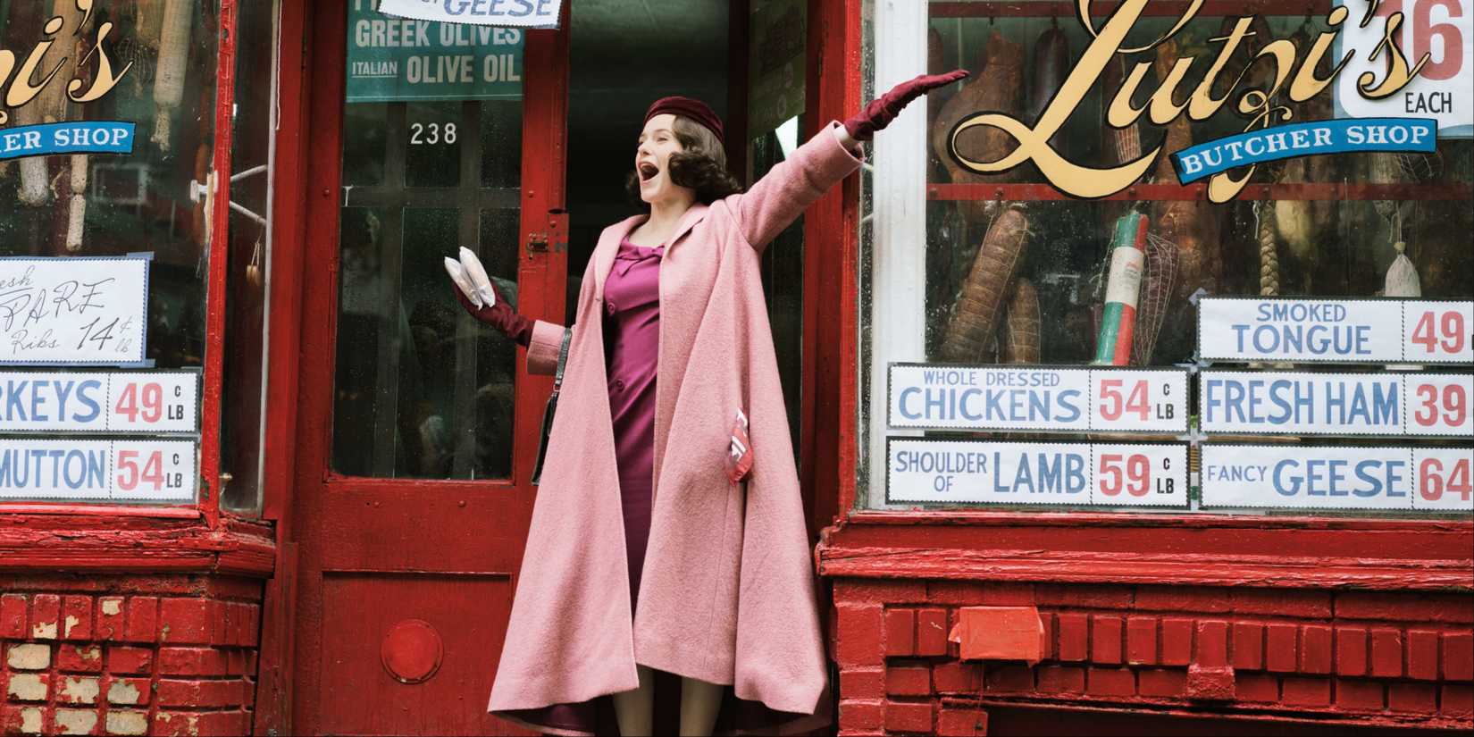 Midge Maisel (Rachel Brosnahan) triunfante em frente a um açougue em The Marvelous Mrs. Maisel