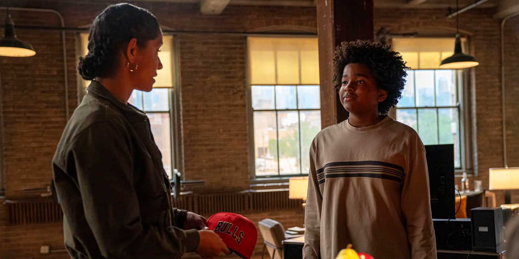 Miranda Rae Mayo como Stella Kidd e Hero Hunter como Isaiah em Chicago Fire, 14ª temporada, episódio 4