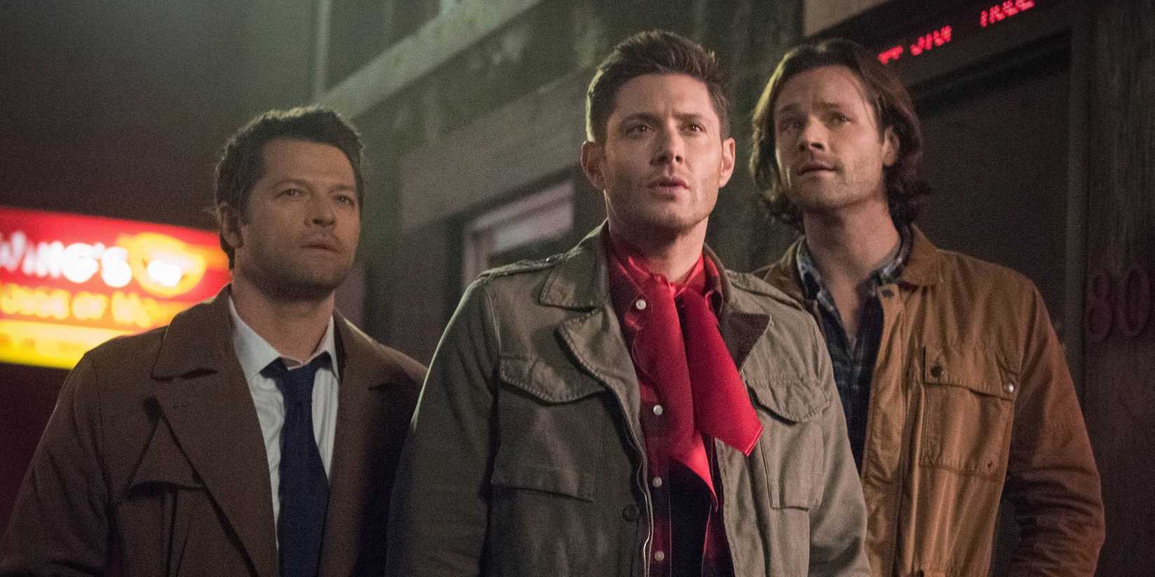 Misha Collins, Jensen Ackles e Jared Padalecki como Castiel, Dean Winchester e Sam Winchester em Supernatural
