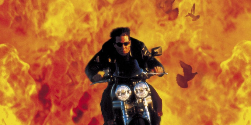 Ethan Hunt se afasta de uma explosão em Missão: Impossível 2