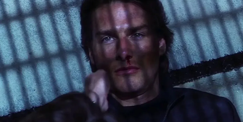 Ethan Hunt usando uma máscara em Missão: Impossível 2