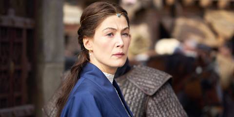 Moiraine Looking Concerned In The Wheel Of TIme Season 3