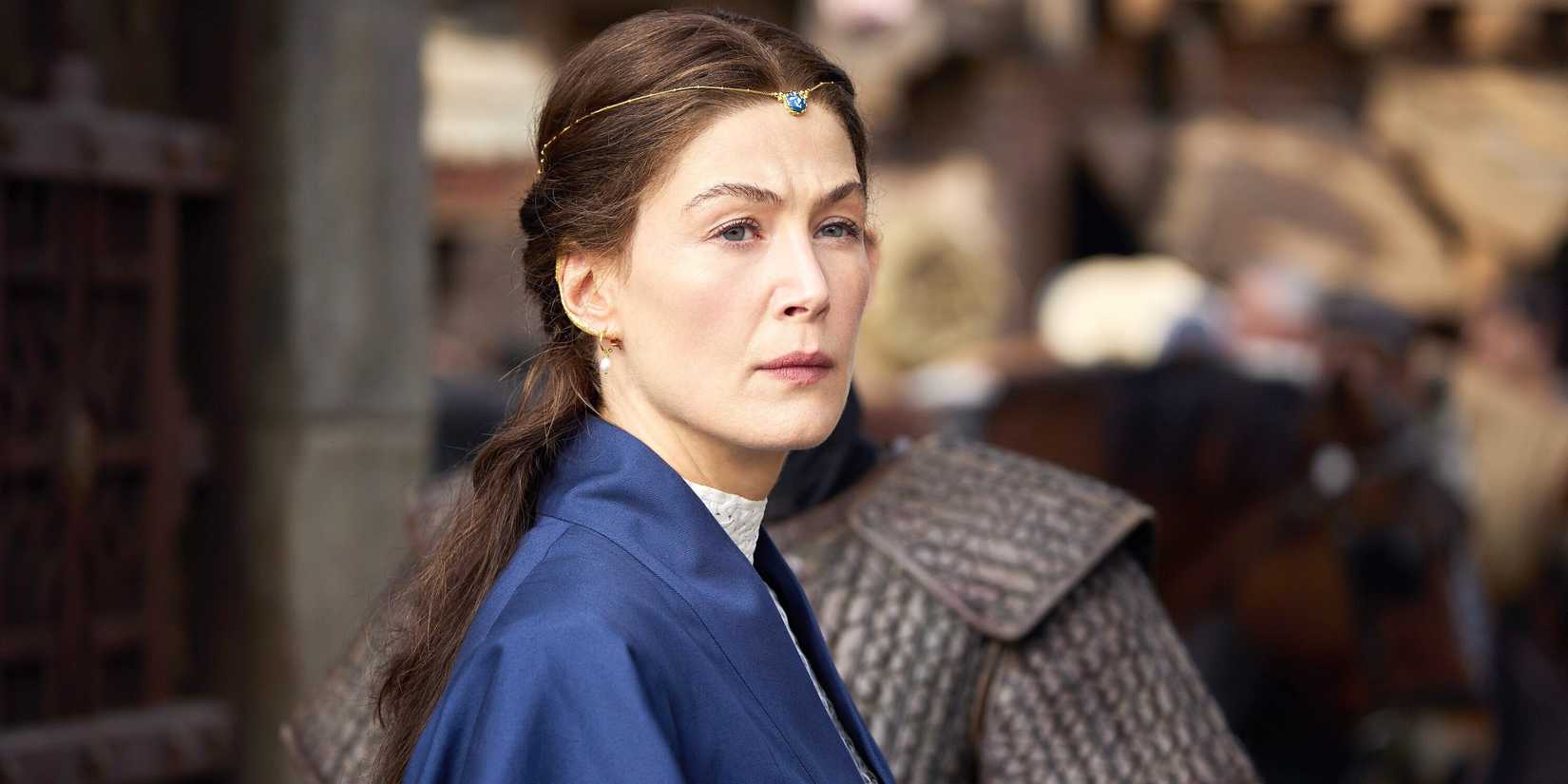 Moiraine com expressão preocupada em The Wheel of Time