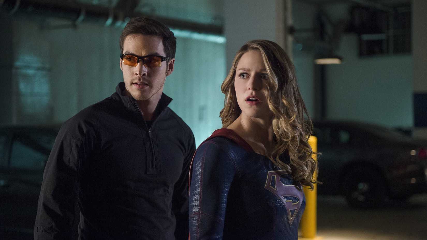 Mon-El (Chris Wood) e Kara Zor-El (Melissa Benoist) em Supergirl.