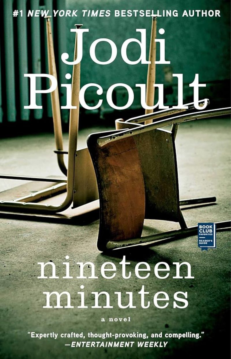 Copertina di Nineteen Minutes con una scrivania rovesciata