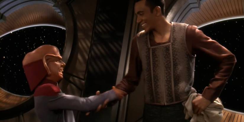 Nog e Jake apertam as mãos