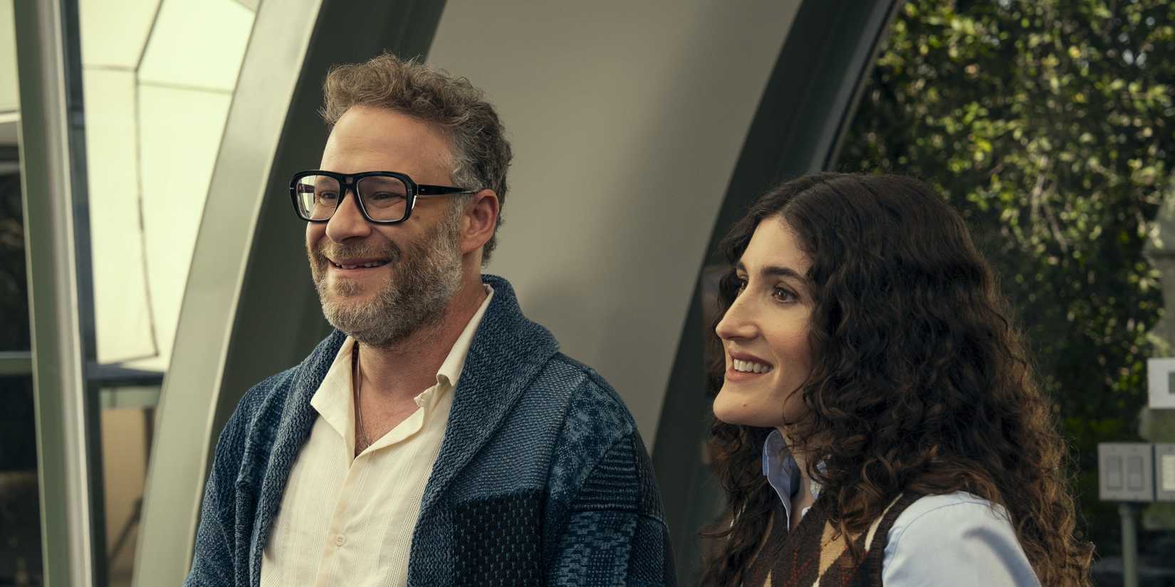 Rabbi Neil e Cami sorriem no Templo Ahava na 2ª temporada de Nobody Wants This